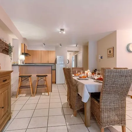 Cozy 2 Bedroom T76 דירה